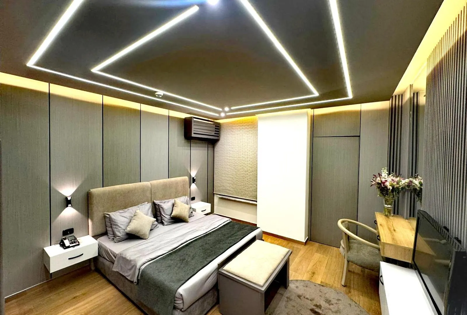 Queens Suite Hotel Beirut 4*,